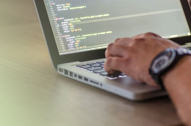 How VPS Server Hosting Simplifies Work For Tech Experts